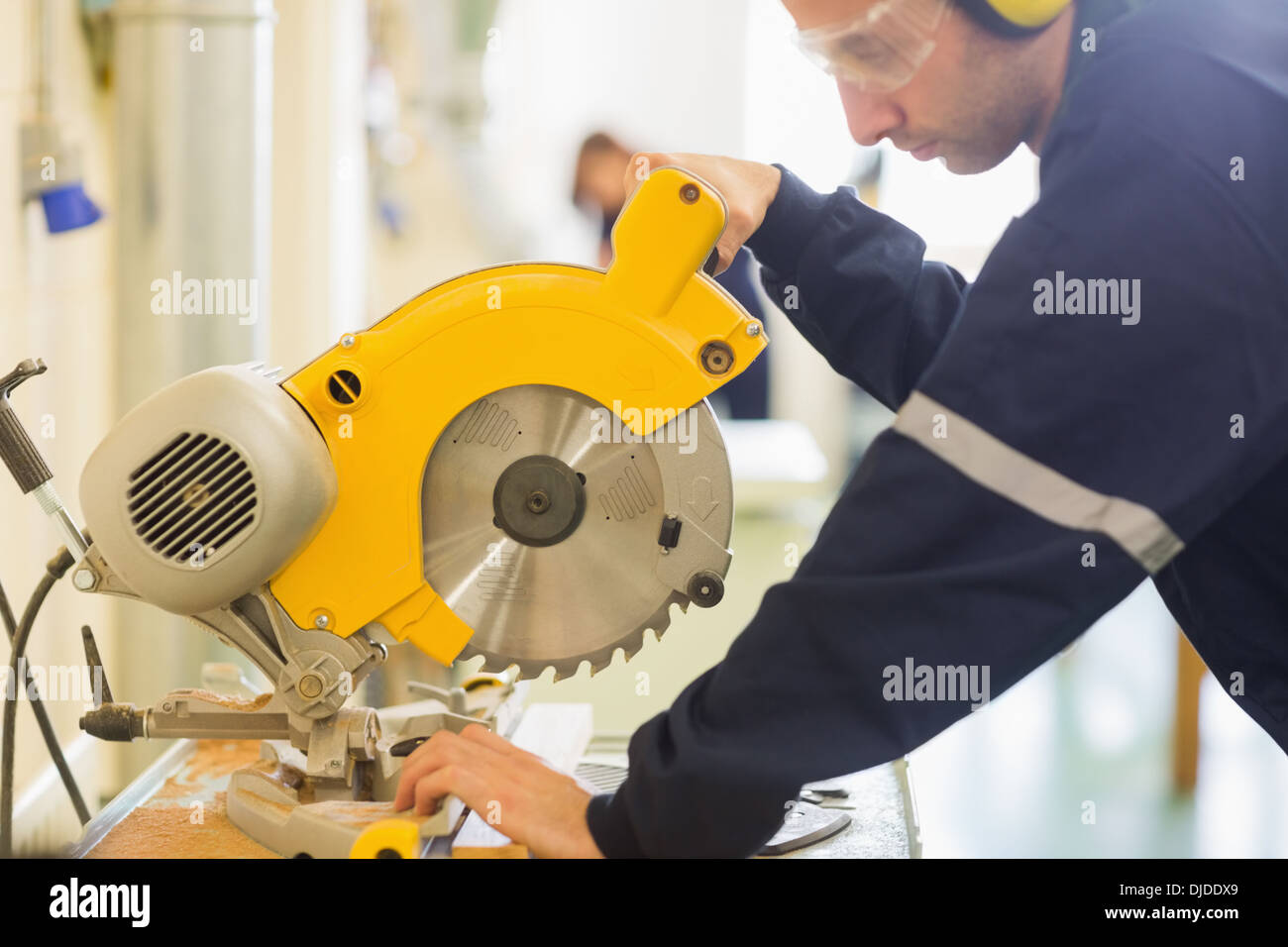 Konzentrierte sich Handwerker mit Schutzbrille Holz Sägen Stockfotografie -  Alamy