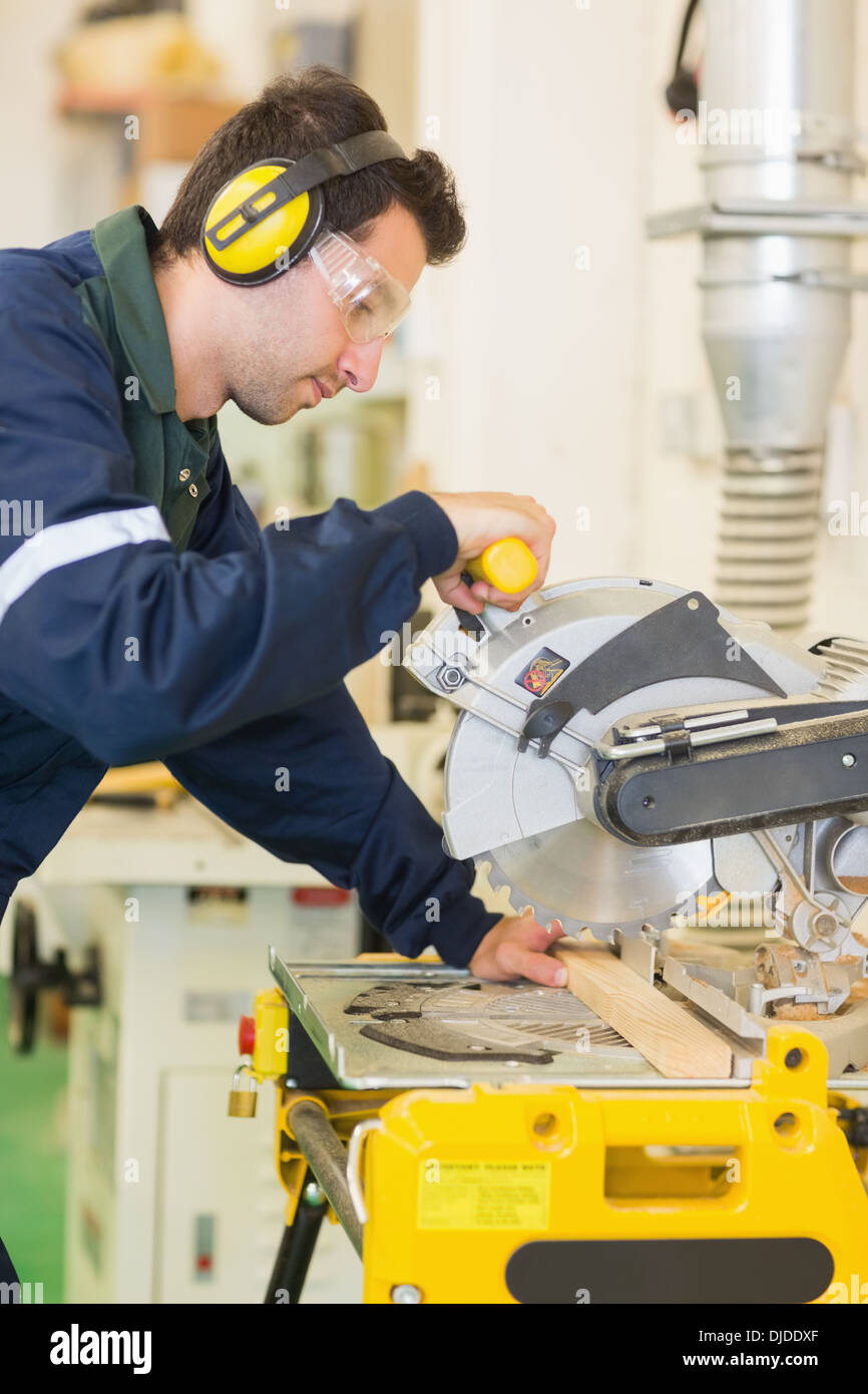 Ruhig Handwerker mit Schutzbrille, ein Stück Holz Sägen Stockfotografie -  Alamy