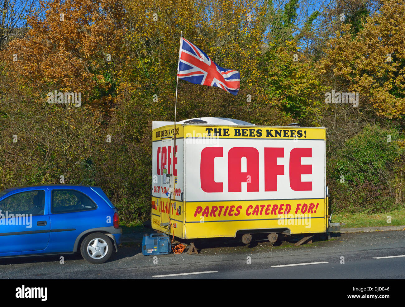 "DIE BIENEN KNIE! CAFE. Parteien gesorgt für!', mobiles Café, A590 Road. Witherslack, Cumbria, England, Vereinigtes Königreich, Europa. Stockfoto