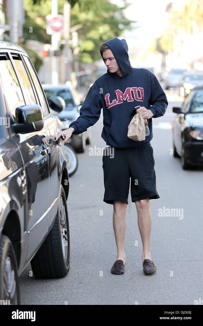 Barron Hilton unterwegs in Beverly Hills gesehen trägt ein LMU Kapuzen Sweat Shirt Los Angeles, Kalifornien - 30.07.12 Stockfoto