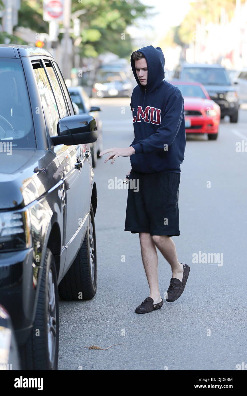 Barron Hilton unterwegs in Beverly Hills gesehen trägt ein LMU Kapuzen Sweat Shirt Los Angeles, Kalifornien - 30.07.12 Featuring: Barron Hilton wo: USA bei: 30. Juli 2012 Stockfoto
