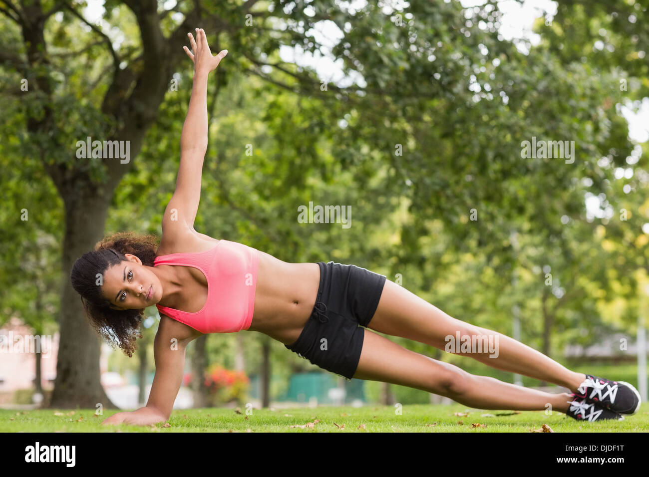 Getönten junge Frau tun stretching-Übung im park Stockfoto