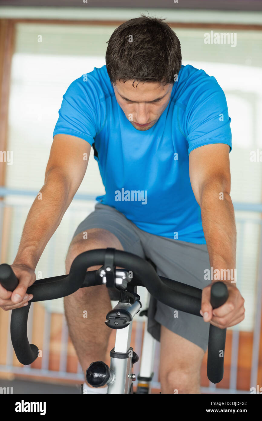 Mann im spinning-Klasse im Fitness-Studio trainieren Stockfoto