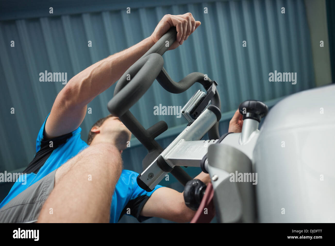Entschlossenen Mann im spinning-Klasse im Fitness-Studio trainieren Stockfoto