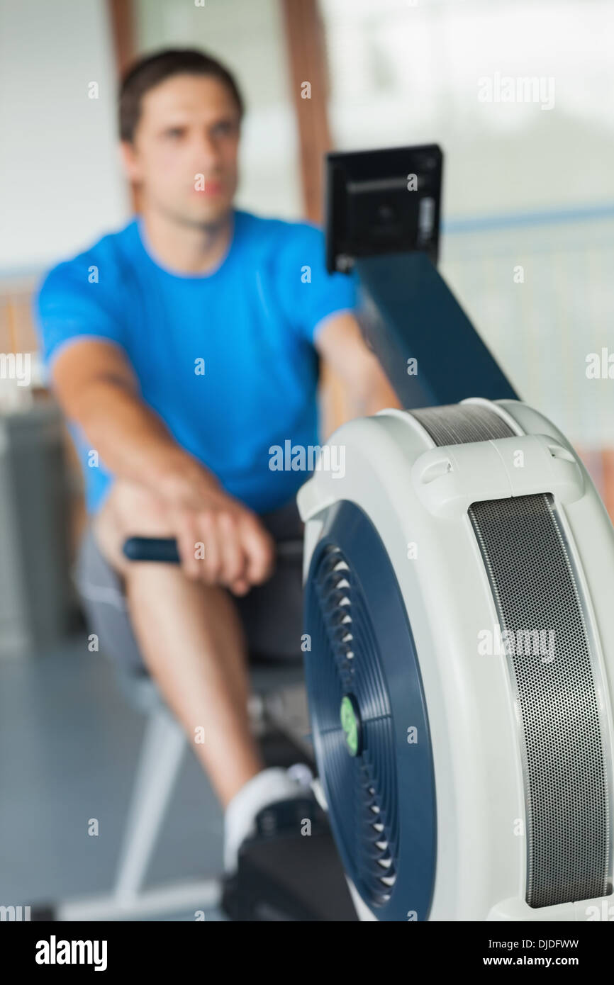 Jungen Mann arbeiten auf Zeile Maschine bestimmt Stockfoto