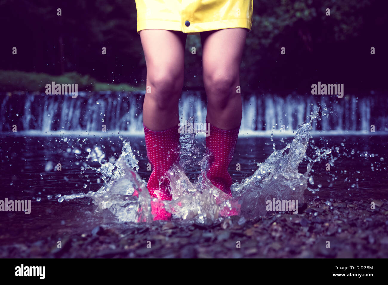 frau-spritzt-im-wasser-fotos-und-bildmaterial-in-hoher-aufl-sung-alamy