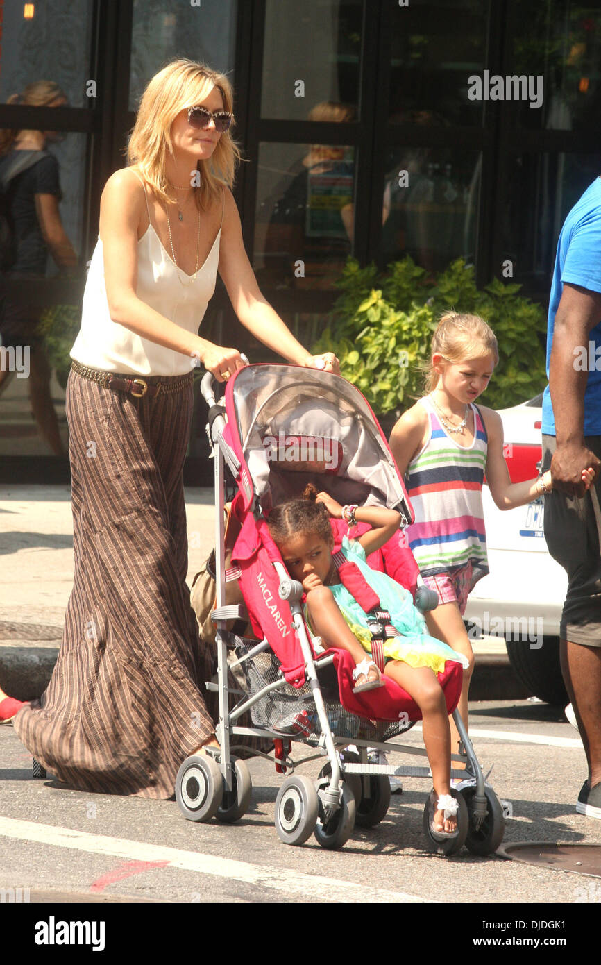 Leni Samuel Heidi Klum, Heidi Klum, Lou Sulola Samuel ist um mit ihrer Familie in Soho New York City, USA - 04.08.12 gesehen Stockfoto