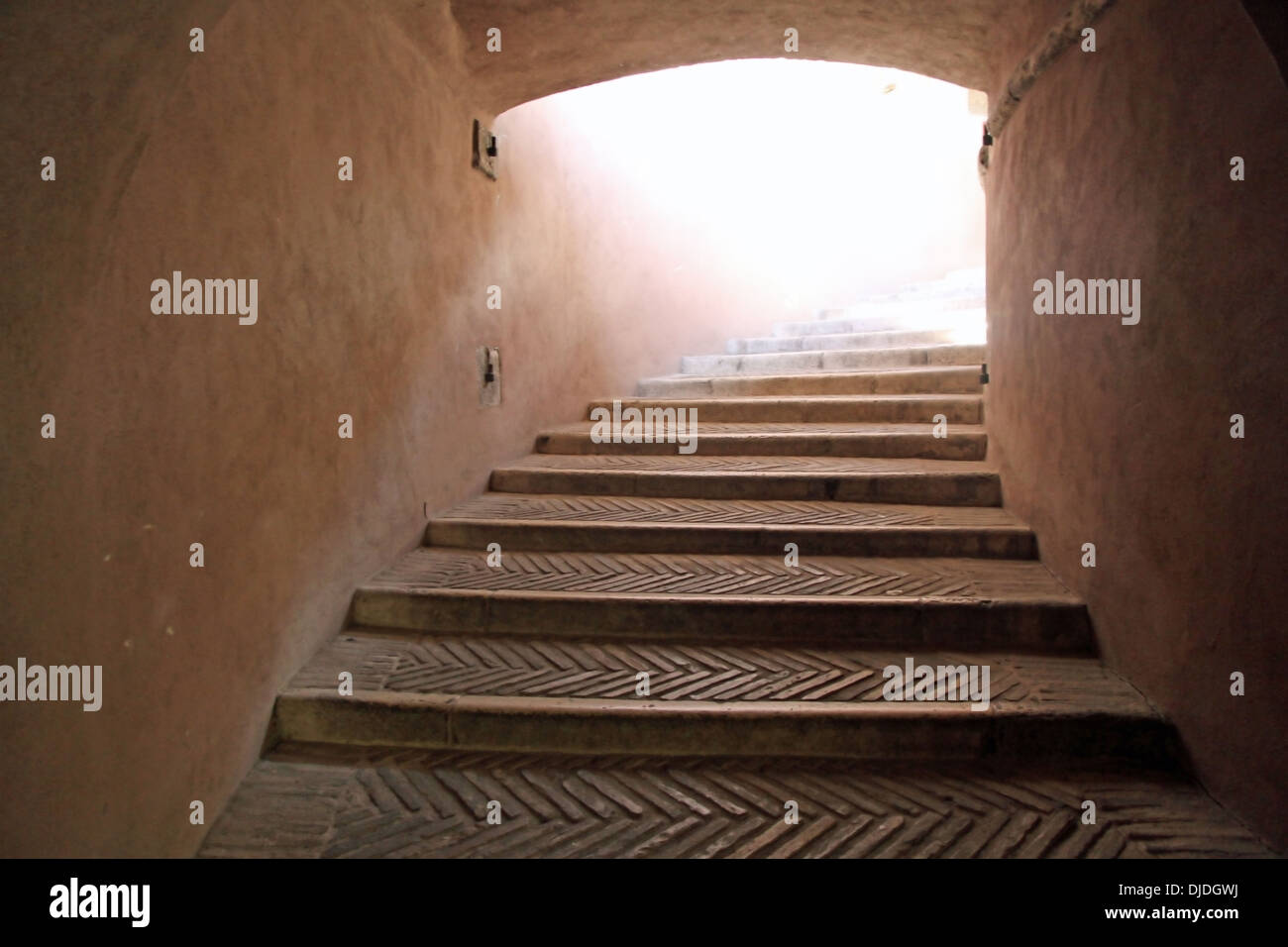 Klettern Sie die Treppe im Inneren der Burg, wo wir das Licht am Ende des Tunnels zu sehen Stockfoto