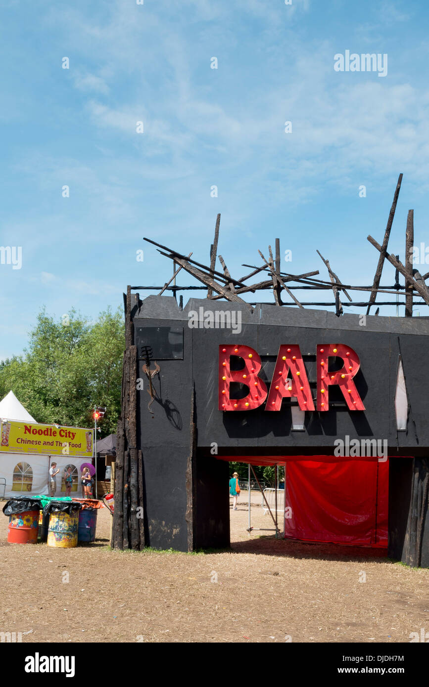 Shangri-La, Glastonbury, Pilton, Vereinigtes Königreich. Architekt:-Architektur / Andrew T Cross, 2013. Temporäre bar Struktur. Stockfoto