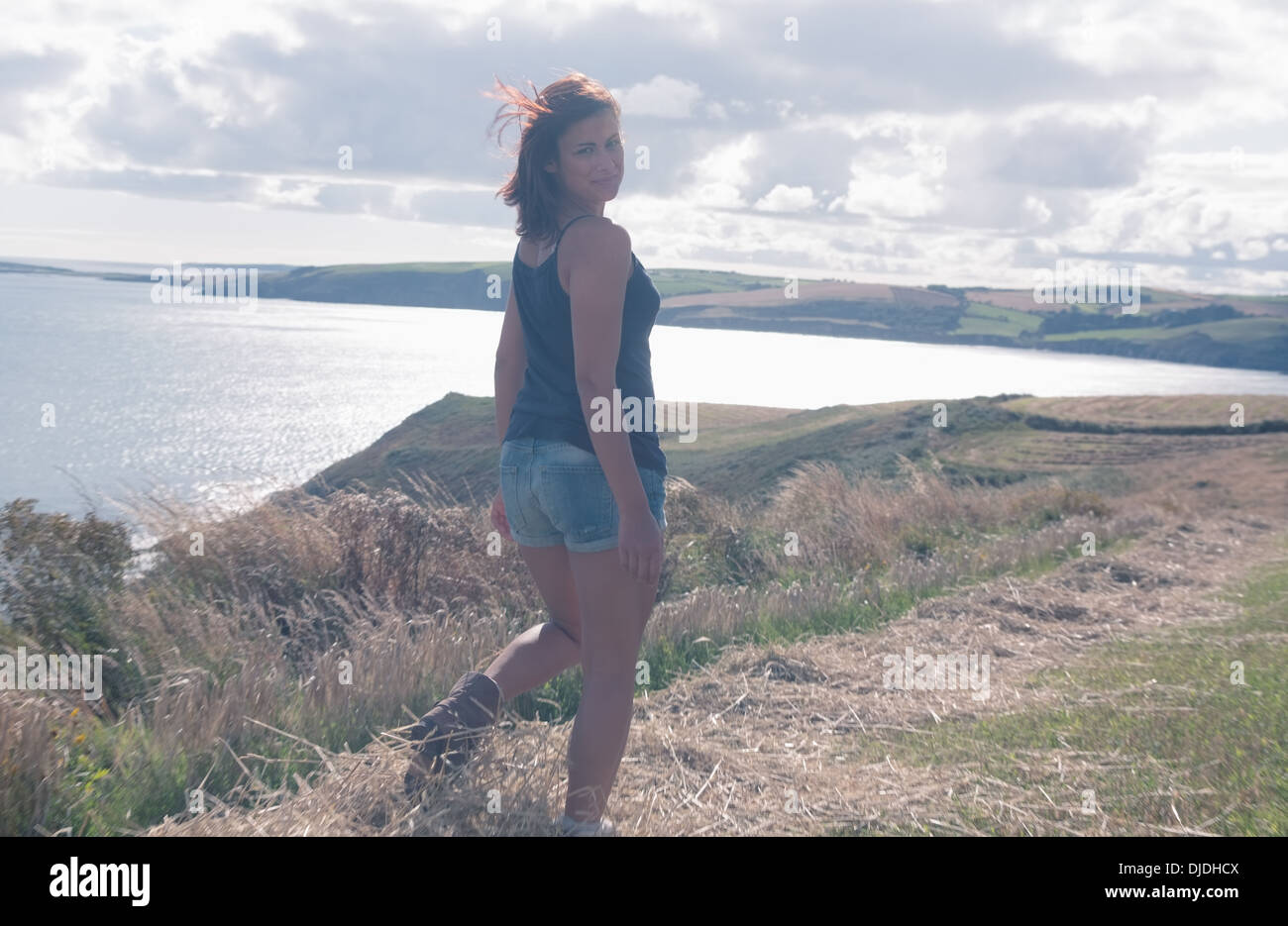 Schöne Frau, die am Meer Stockfoto
