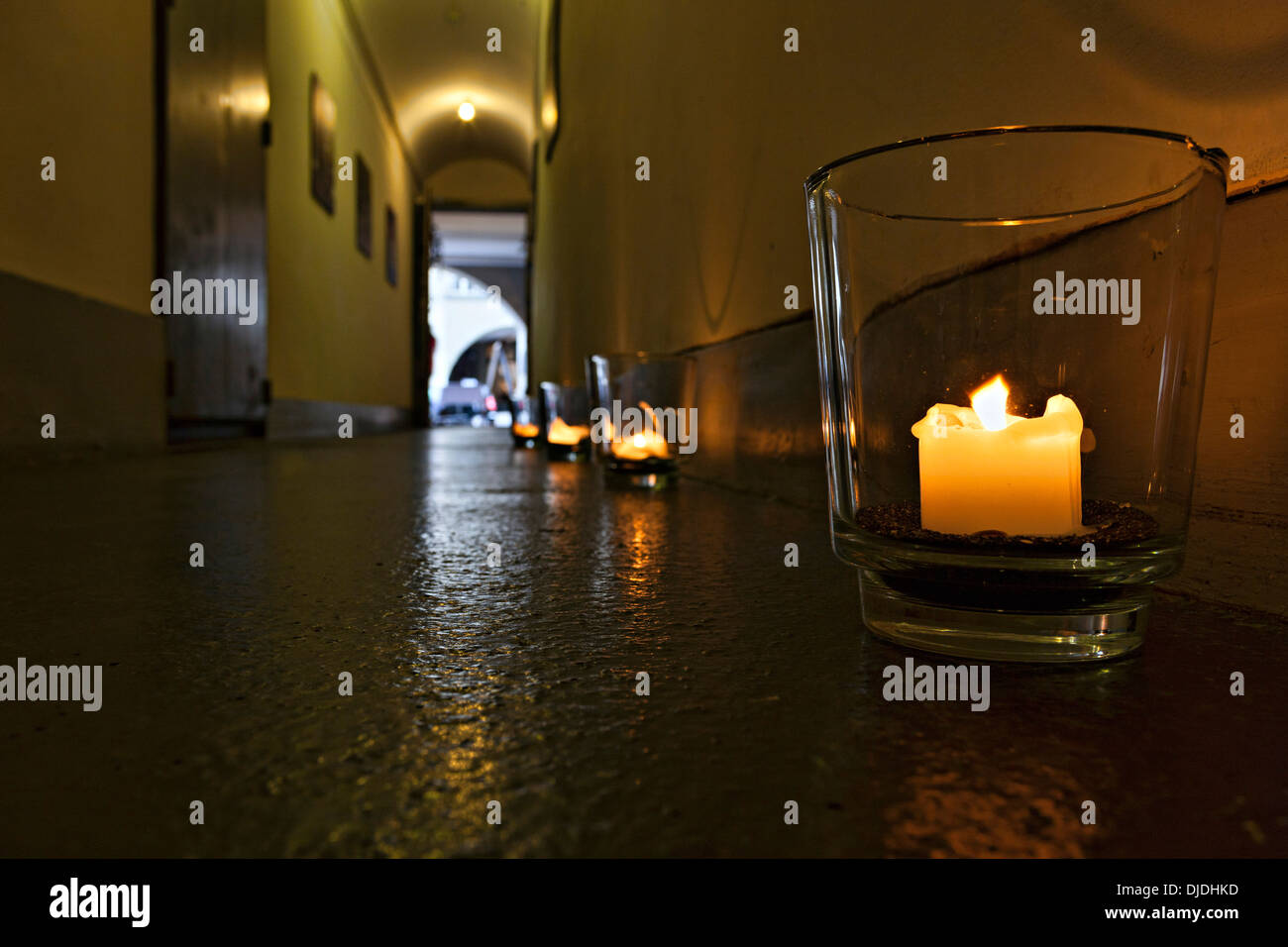Kerzen am Boden im Gang, Bern Schweiz Stockfoto