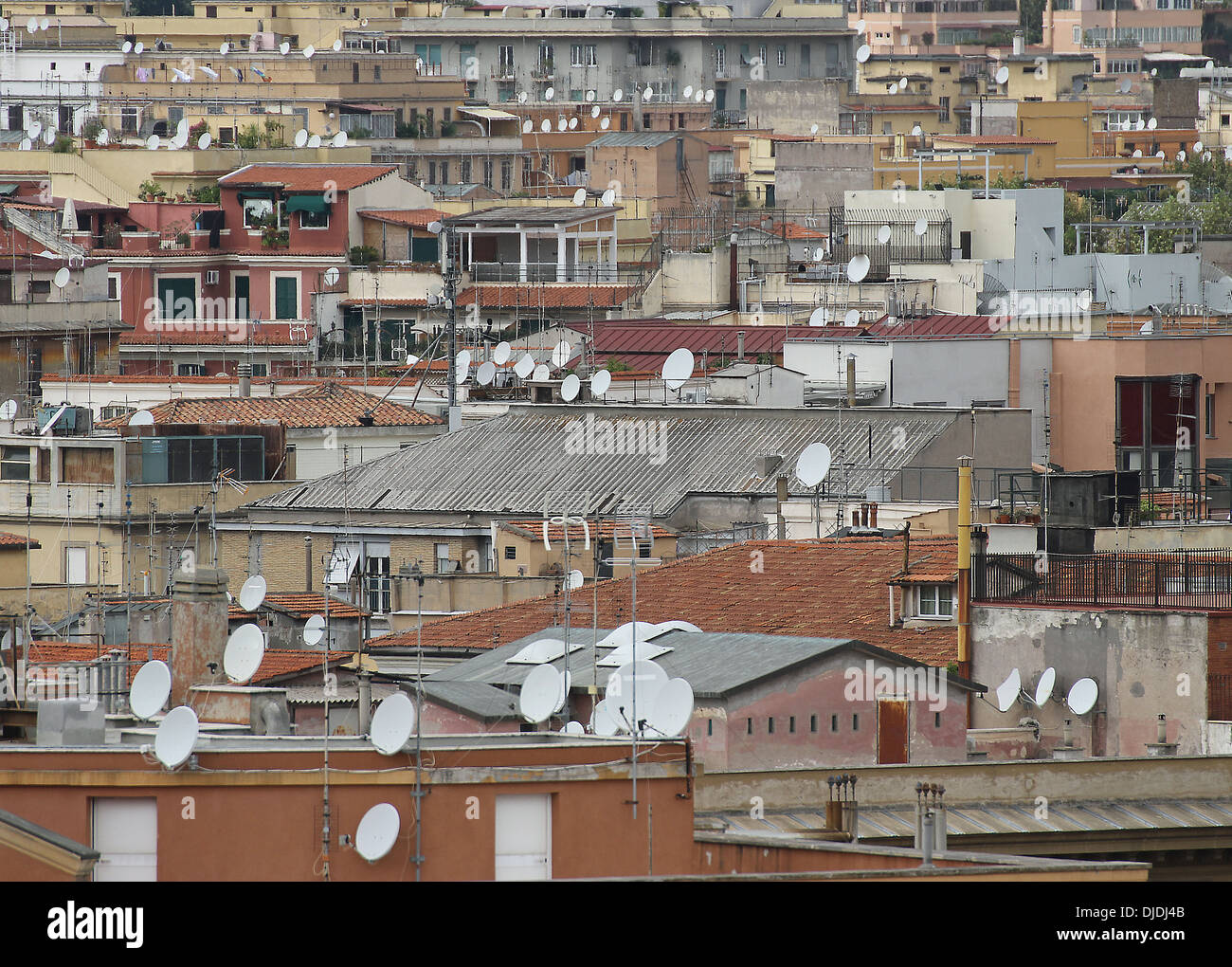 Dächer der Metropole mit vielen Antennen und Antenne für den Empfang von Fernsehsignalen Stockfoto