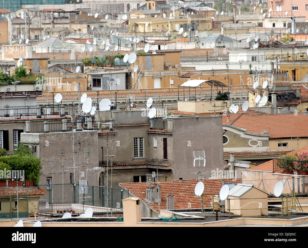 Dächer der Großstadt mit vielen Antennen und Antenne für den Empfang von Fernsehsignalen Stockfoto