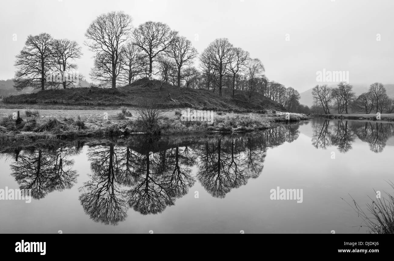Elterwater Reflexionen in Monochrom, Langdale, Nationalpark Lake District, Cumbria, England, UK Stockfoto