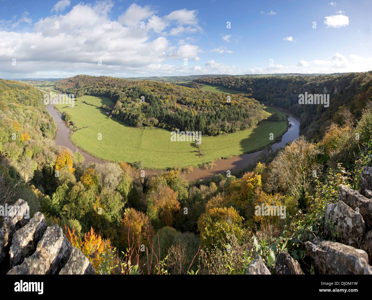 Herbst auf dem Fluss Wye von Symonds Yat Rock Aussichtspunkt, Herefordshire, England, UK Stockfoto