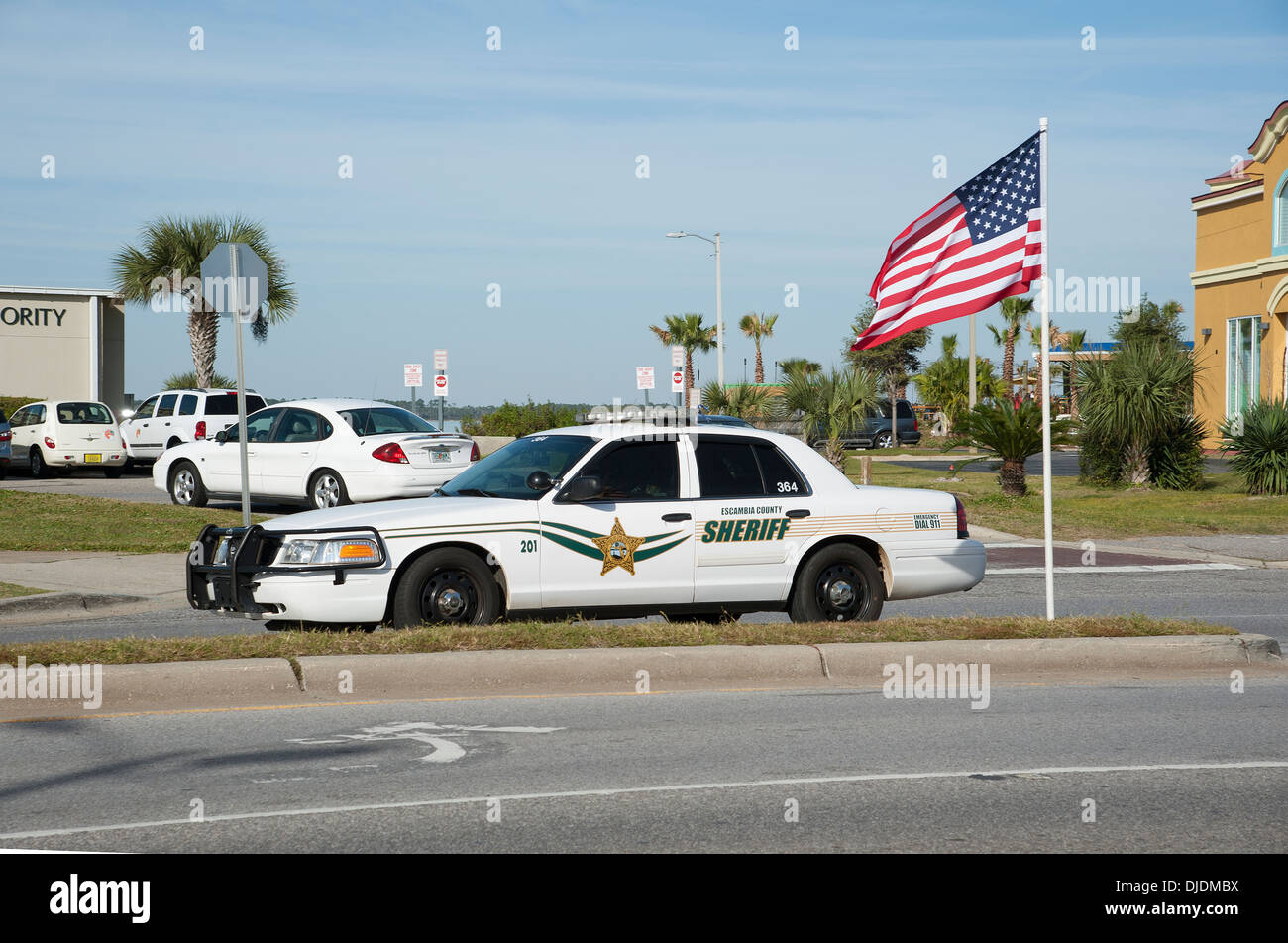 Sheriff Auto Escambia County Florida USA vorbei an den Sternen und Streifen-Flagge Stockfoto