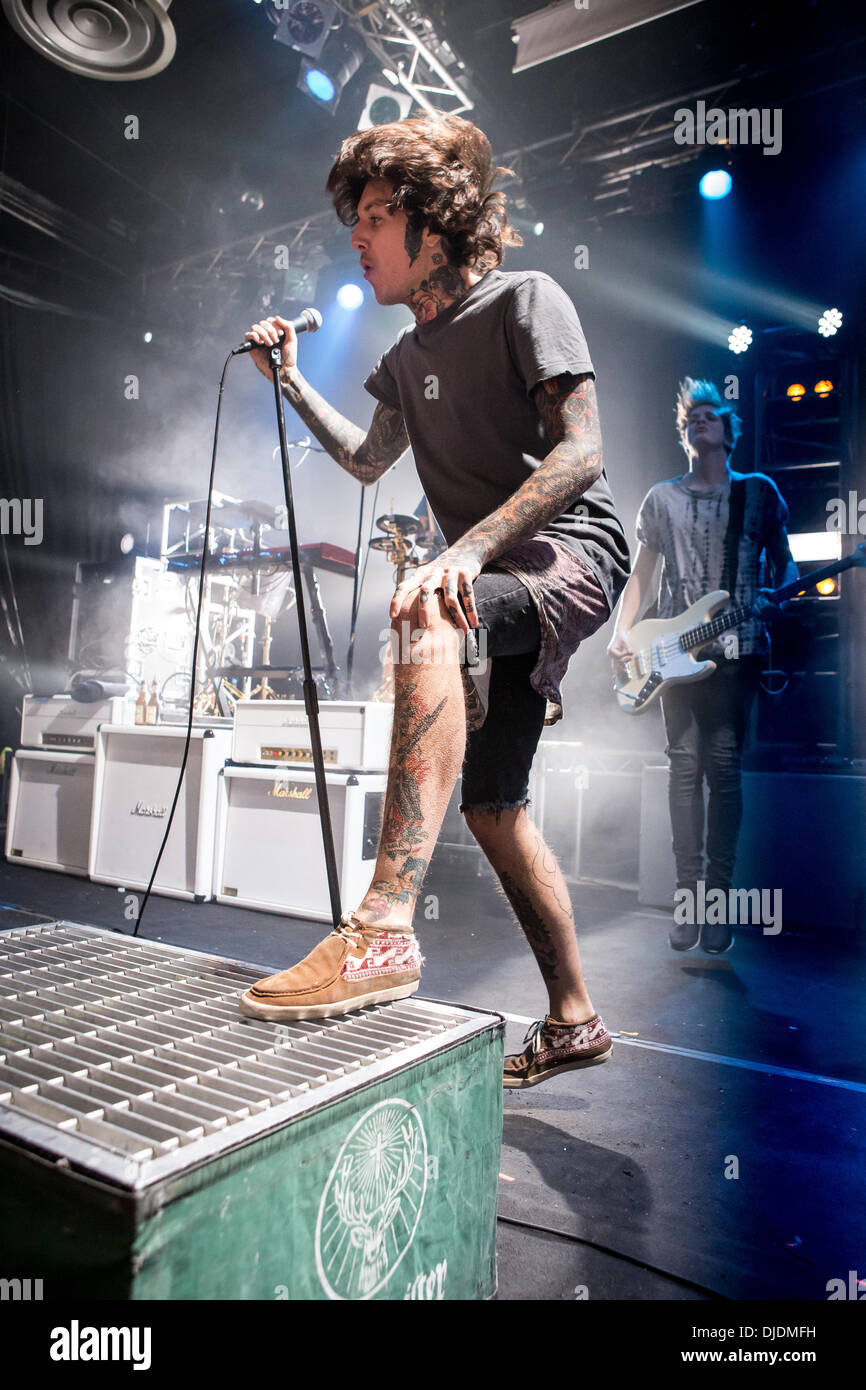 Mailand Italien. 25. November 2013. Die britische Metalcore-Band BRING ME THE HORIZON führt live im Music Club Alcatraz Credit: Rodolfo weitertransferiert/Alamy Live News Stockfoto