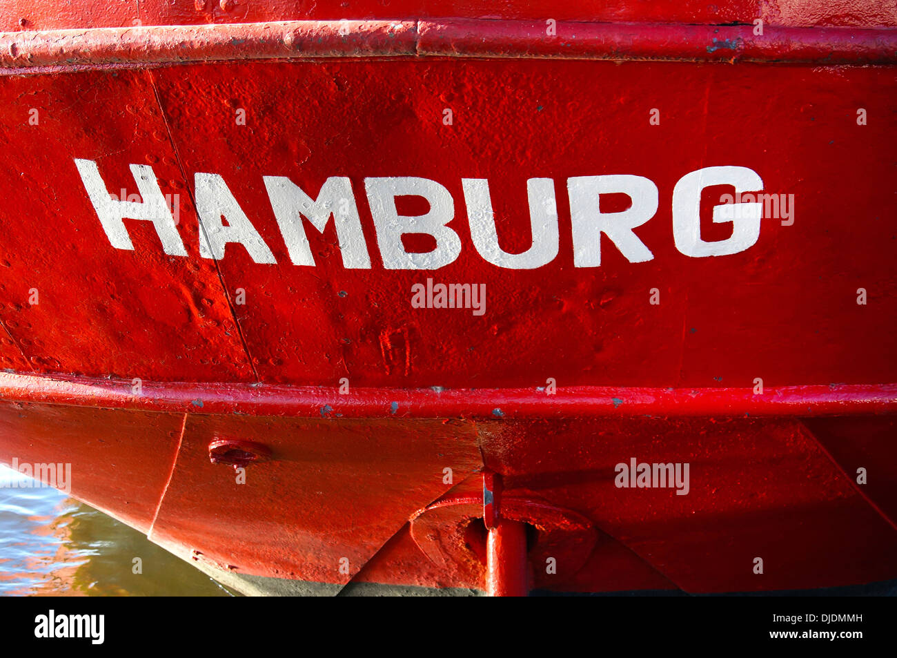 Wort "Hamburg" auf einem Schiff im Hafen, Hamburg, Deutschland Stockfoto