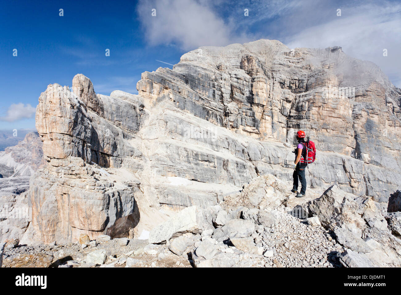 Bergsteiger auf Punta Anna Berg beim Aufstieg Tofana di Mezzo Berg entlang der Via Ferrata Giuseppe di Olivieri Stockfoto