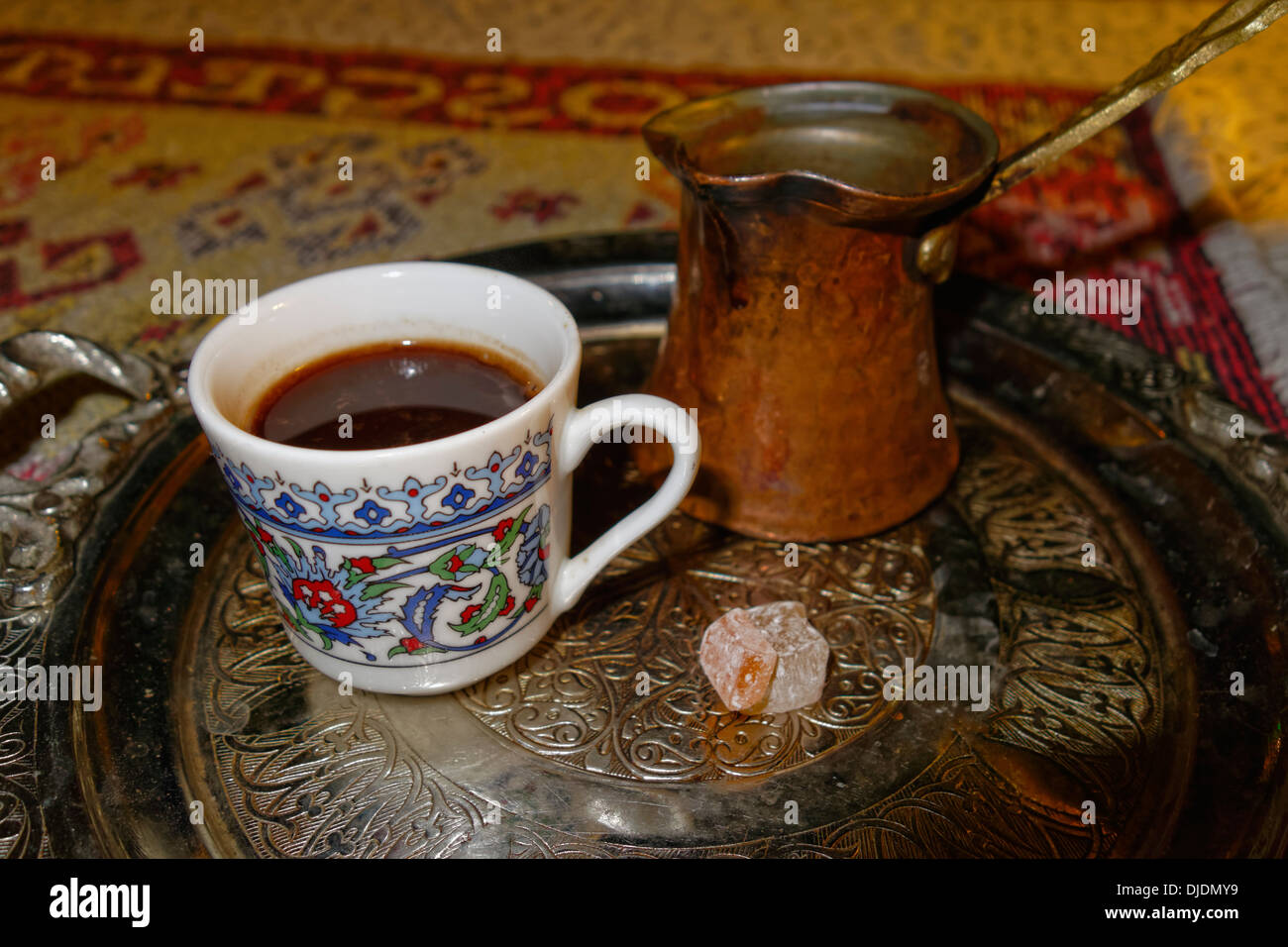 Türkischer Kaffee in einer Tasse mit Turkish Delight, Dalyan, Ägäis, Türkei Stockfoto