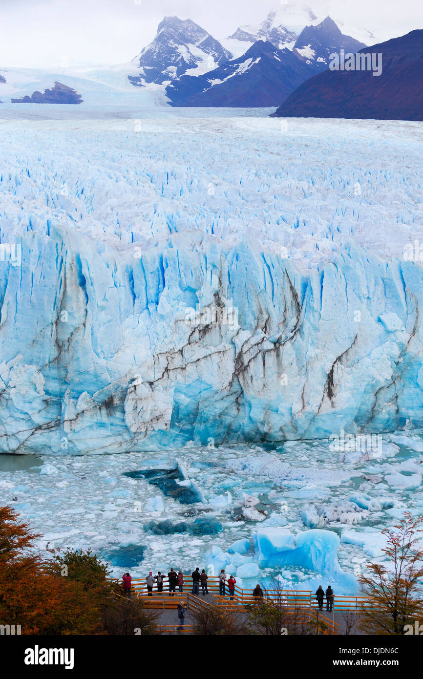 Touristen, die den Perito-Moreno-Glacier.Patagonia.Argentina anzeigen Stockfoto