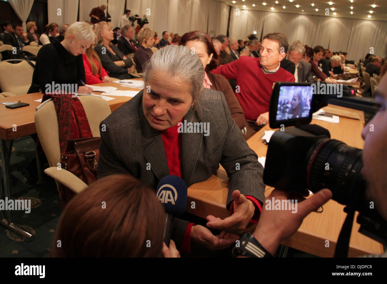 Sarajevo, Bosnien und Herzegowina. 27. November 2013. Hatidza Mehmedovic aus "Mütter von Srebrenica" wirft internationalen Strafgerichtshof für das ehemalige Jugoslawien (ICTY) nicht genug während einer Rede von Theodor Meron, Präsident des ICTY in Sarajevo, Bosnien und Herzegowina, am 27. November 2013 tun. Mitglieder der "Mütter von Srebrenica" beschuldigten ICTY nicht genug tun, Täter Massaker während Krieg 1992-1995 am Mittwoch zu verfolgen. Theodor Meron ist in Sarajevo an der Konferenz "20 Jahre des ICTY" teilzunehmen. Bildnachweis: Haris Memija/Xinhua/Alamy Live-Nachrichten Stockfoto