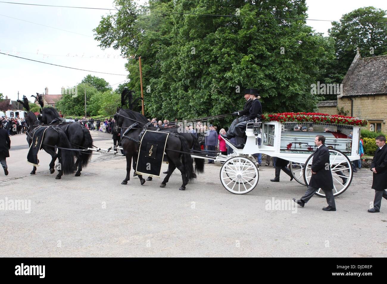 Prozession, die die Beerdigung von Robin Gibb in seiner Heimat Stadt Thame Oxfordshire, England - 08.06.12 statt Stockfoto