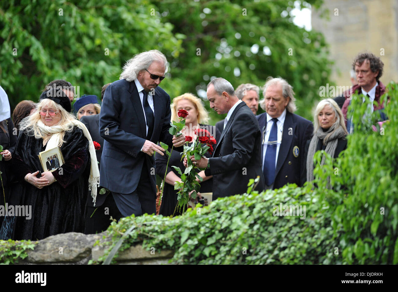 Dwina Gibb und Barry Gibb der Beerdigung von Robin Gibb hielt in seiner
