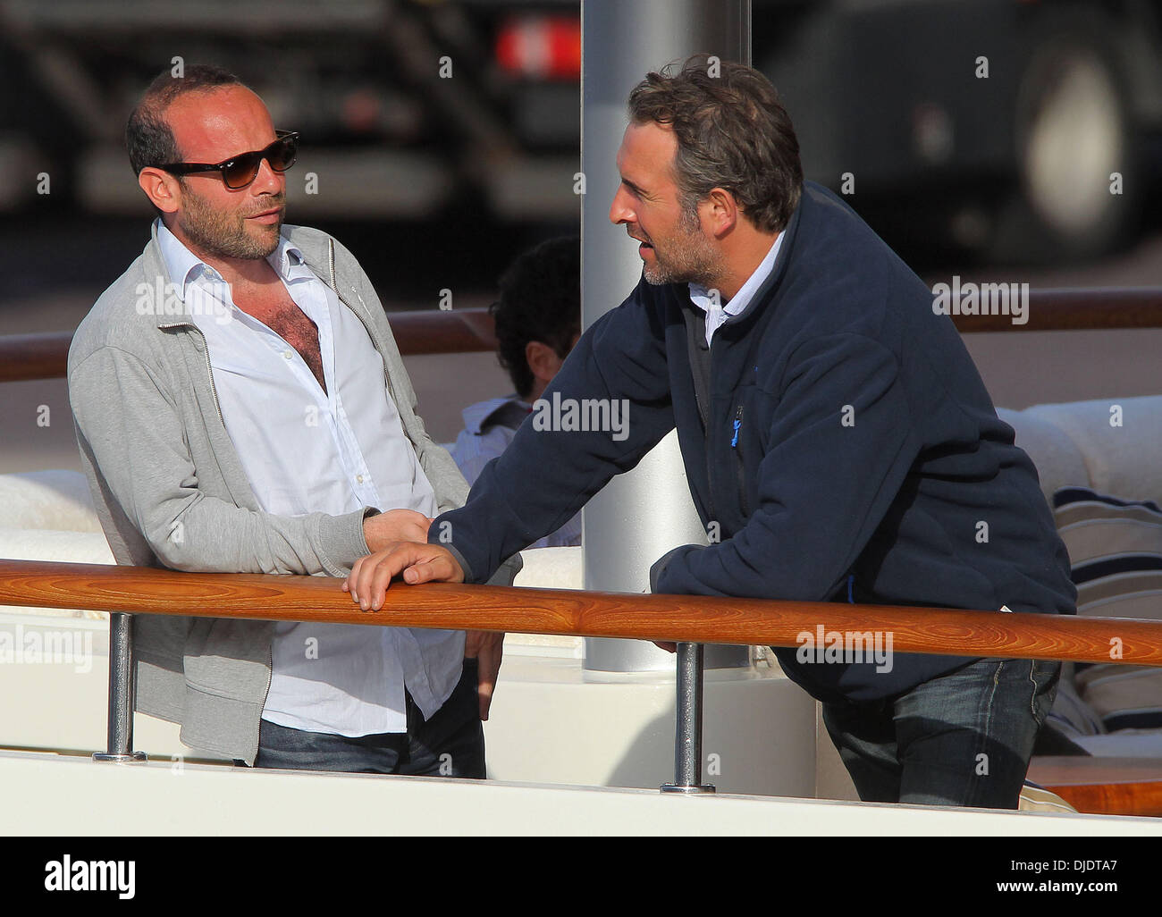 Jean Dujardin kehrt mit dem Boot nach Dreharbeiten zu seinem neuen Film