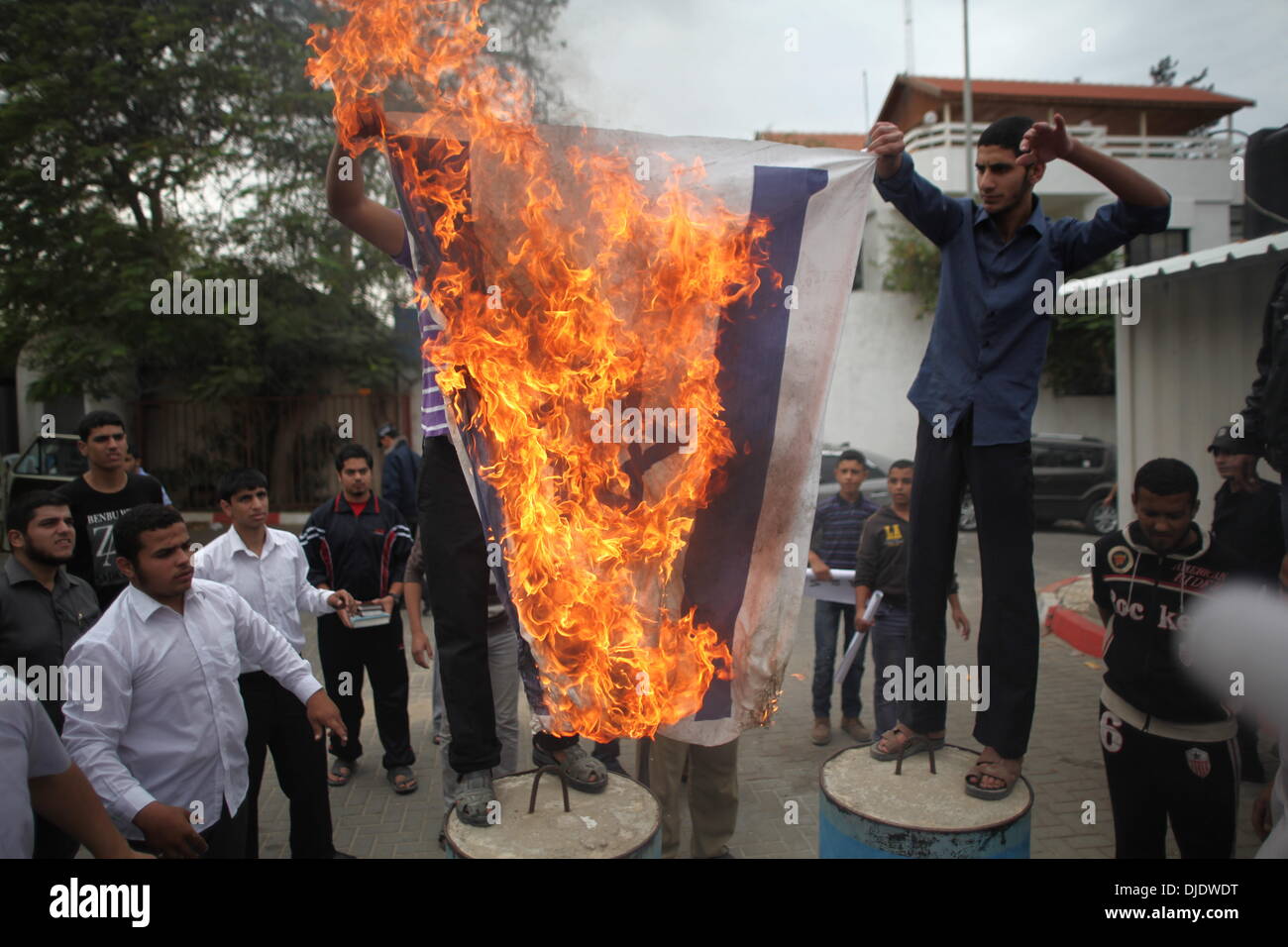 Gaza, Palästinensische Gebiete. 27. November 2013. Palästinenser in Brand gesetzt eine israelische Flagge während einer Protestaktion gegen die Regierung Angolas zu verbotenen der Islam und geschlossenen Moscheen des Landes am 27. November 2013 vor der UNO Hauptquartier in Gaza City.Photo: Ahmed Deeb/NurPhoto © Ahmed Deeb/NurPhoto/ZUMAPRESS.com/Alamy Live-Nachrichten Stockfoto