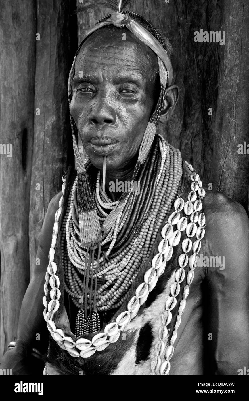 Schwarz / weiß Porträt einer älteren Karo Stamm Frau, Omo-Tal, Äthiopien Stockfoto