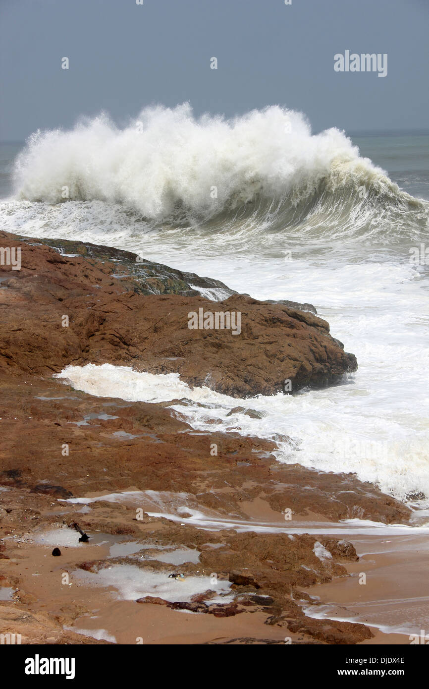 Brechenden Wellen des Atlantischen Ozeans in Cape Coast, Ghana Stockfoto