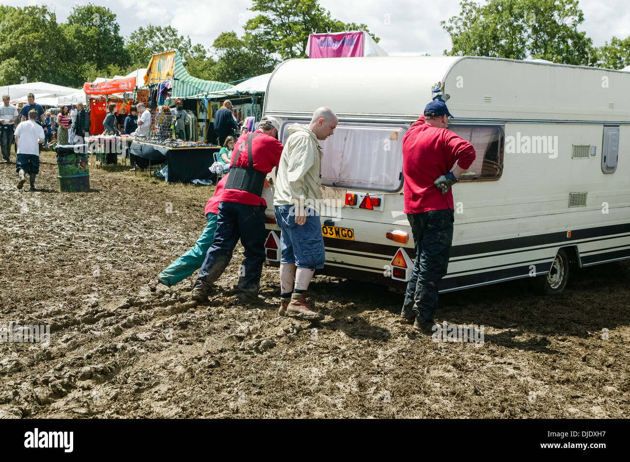 Im Schlamm stecken Wohnwagen auf dem Glastonbury Festival 2004, Worthy Farm, Pilton, Somerset, England, Großbritannien. Stockfoto