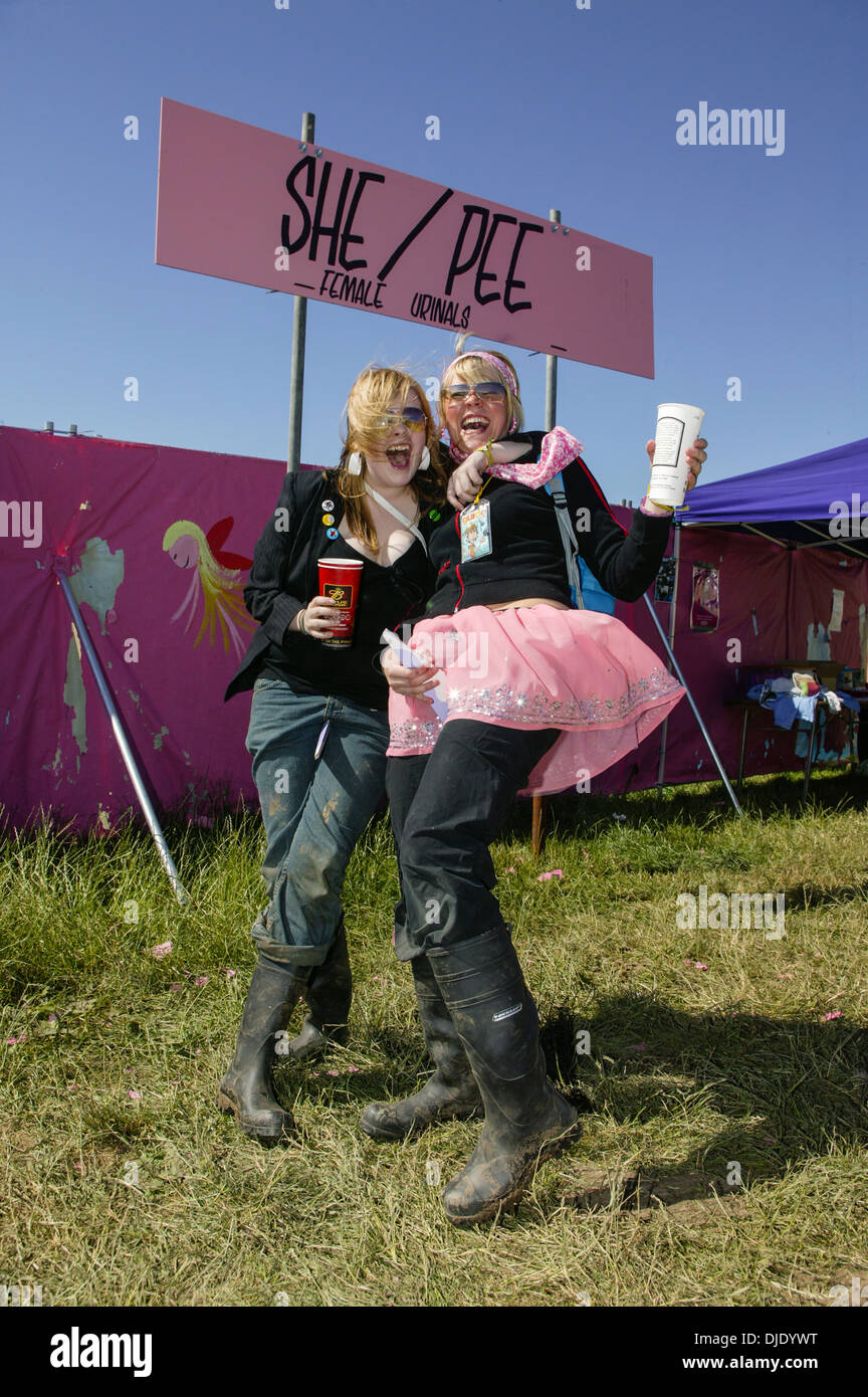 Frauen an die She pinkeln weibliche Urinale beim Glastonbury Music Festival Stockfotografie Alamy