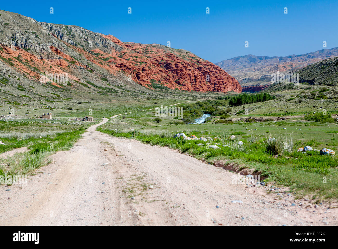 Rote Felsen in Kirgistan Stockfoto