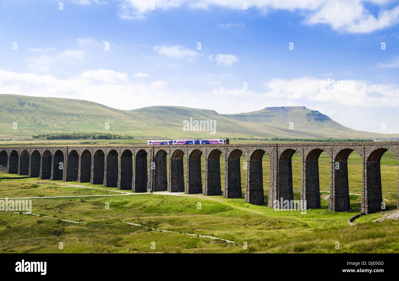 Personenzug in Ribblehead Stockfoto