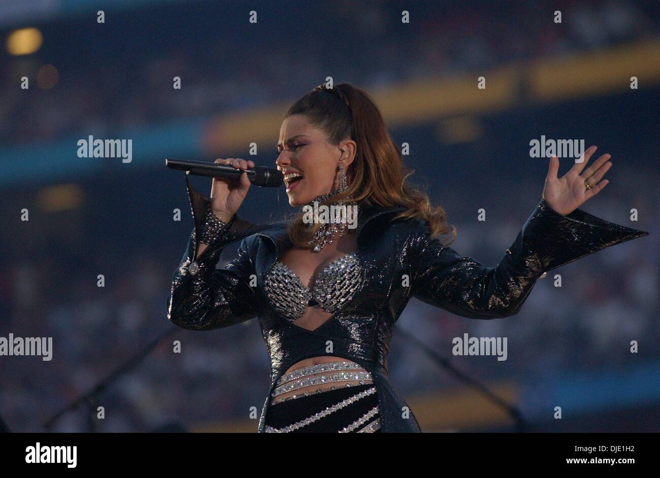 26. Januar 2003 singt - San Diego, Kalifornien, USA - SHANIA TWAIN bei der Halbzeit-Show des Super Bowl XXXVII zwischen den Oakland Raiders und den Tampa Bay Buccaneers, Qualcomm Stadium. (Kredit-Bild: © Hector Amezcua/Sacramento Bee/ZUMA Press) Einschränkungen: USA Boulevardpresse Rechte heraus! Stockfoto