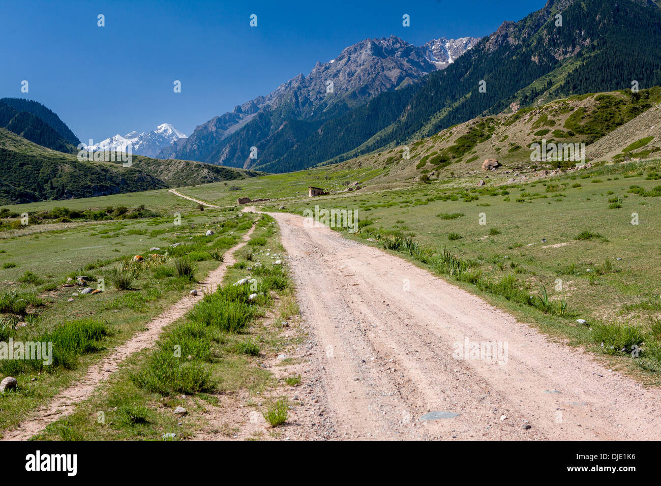 Landstraße im Tien-Shan-Gebirge Stockfoto