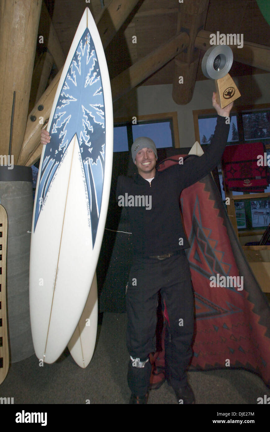 8. Februar 2004; Mt. Baker, WA, USA; Hier zu sehen, zuerst Goldmedaille Sieger im Snowboardcross USA Teammitglied SETH WESCOTT beim 20. jährlichen Mt. Baker Bank Slalom-Rennen. Die Veranstaltung zieht Fahrer aus der ganzen Welt, alle im Wettbewerb für den begehrten"Golden Duct Tape.'' Bekannt als eines der Premiere Häuser Snowboard Mt Baker Legenden wie die späten Craig Kell hervorgebracht hat Stockfoto