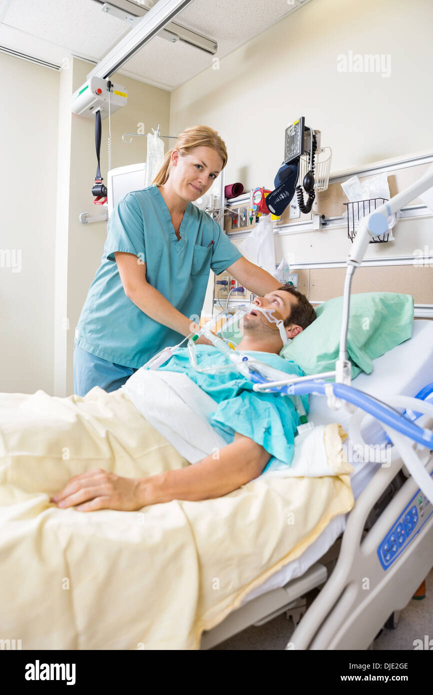Anpassung des Patienten Kissen im Krankenhaus Krankenschwester Stockfoto