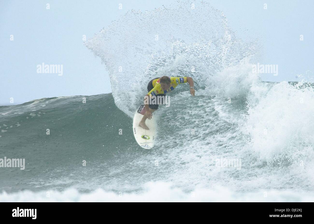 12. März 2004; Rainbow Bay, Queensland, Australien; Australier MICK LOWE (Windang, NSW) sicherte sich der Quiksilver Pro Titel und 0,000 Rainbow Bay an der Gold Coast Australiens. Lowe war in hervorragender Form, nach dem Sieg über sechsmal ASP Weltmeister Kelly Slater (USA) im Viertelfinale heute früh. Er fuhr fort zu schlagen, der amtierende und zwei Mal ASP Weltmeister Andy Irons (Haw) in t Stockfoto