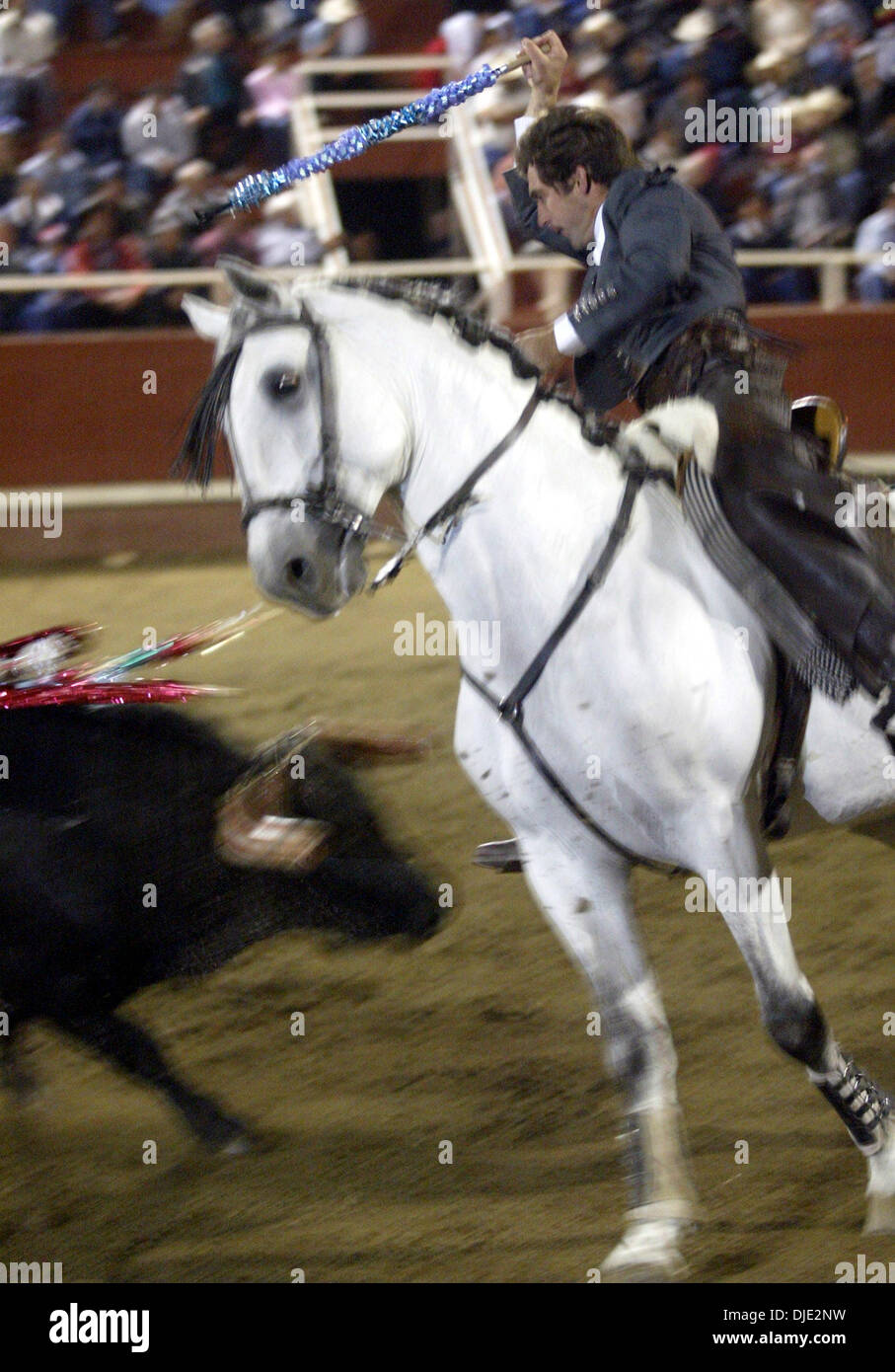 12. März 2004; Gustine, CA, USA; PABLO HERMOSO DE MENDOZA mit seinem Pferd bei Evento Historico in Gustine. Die berühmtesten Rejoneador in der Welt, Pablo Hermoso de Mendoza, (Spanien) hat angekündigt, dass er in vier unblutige Stierkämpfe in Kalifornien durchführt. Die erste dieser historischen Ereignisse ist in Gustine im Central Valley. Das Kartell umfasst Matadore de Stockfoto