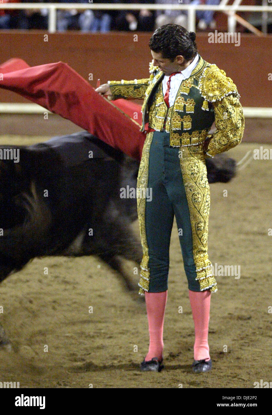 12. März 2004; Gustine, CA, USA; FERNANDO OCHOA bei Evento Historico in Gustine. Die berühmtesten Rejoneador in der Welt, Pablo Hermoso de Mendoza, (Spanien) hat angekündigt, dass er in vier unblutige Stierkämpfe in Kalifornien durchführt. Die erste dieser historischen Ereignisse ist in Gustine im Central Valley. Das Kartell umfasst Matadore de Toros Dennis Borba aus der Stockfoto