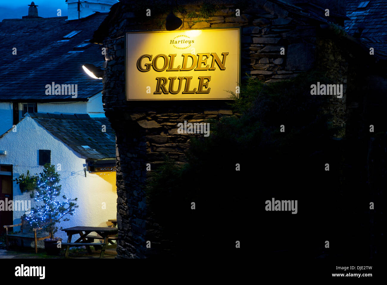 Leuchtreklame für Pub, die goldene Regel in Ambleside, Nationalpark Lake District, Cumbria, England UK Stockfoto