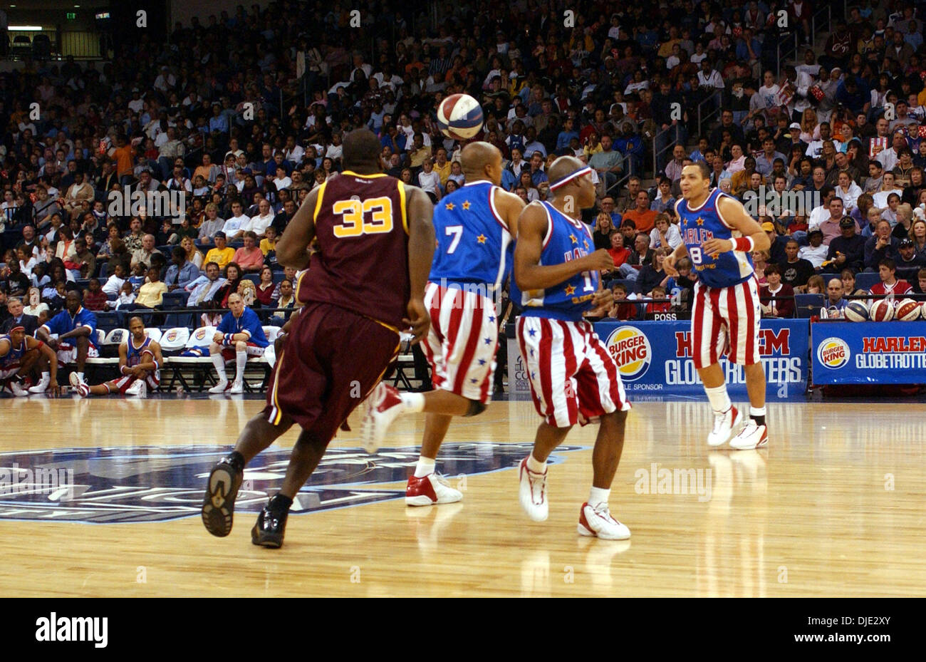 21. März 2004; Norfolk, Virginia, USA; Legendäre Basketball-Team bringen die HARLEM GLOBETROTTERS ihr verrückt bewegt - eine Kombination von Reifen können, atemberaubende Trick-Shots und breiten physischen Humor - zu der Menge an der konstante Einberufung Center in Norfolk. Stockfoto