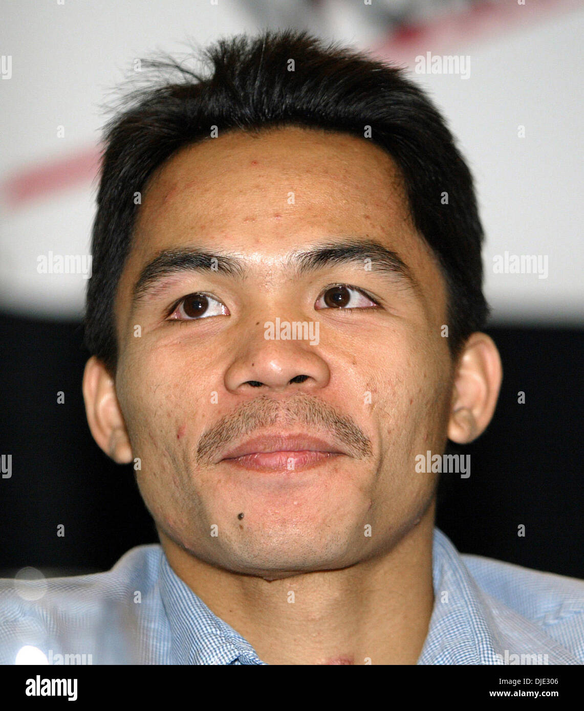 24. März 2004; Los Angeles, Kalifornien, USA; Boxer MANNY PACQUIAO von den Philippinen auf einer Pressekonferenz in Los Angeles seinen bevorstehenden Kampf zu fördern. Er wird Weltmeister der IBF-Feathweight Juan Manuel Marquez von Mexiko im MGM Grand in Las Vegas am 8. Mai 2004 stellen. Stockfoto