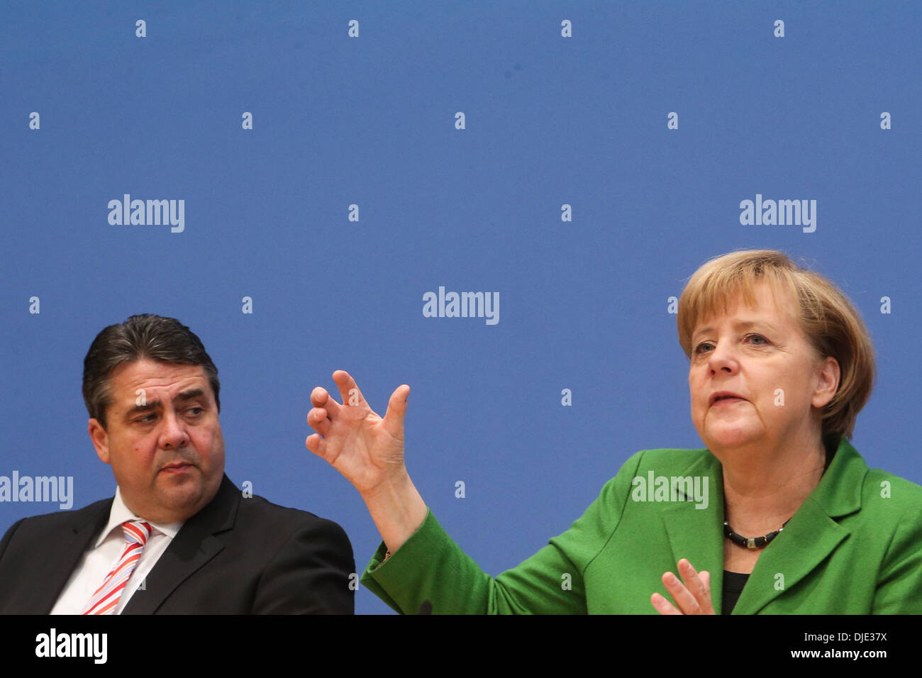 Berlin, Deutschland. 27. November 2013. Sigmar Gabriel (L), Vorsitzender der Sozialdemokratischen Partei (SPD) und Bundeskanzlerin Angela Merkel teilnehmen eine Pressekonferenz in Berlin, Deutschland, am 27. November 2013. Führer von Deutschlands wichtigsten Parteien unterzeichneten vorläufig einen Koalitionsvertrag am Mittwoch, ebnet den Weg für die Bildung einer neuen Regierung zwei Monate nach einer Bundestagswahl. Bildnachweis: Zhang Fan/Xinhua/Alamy Live-Nachrichten Stockfoto
