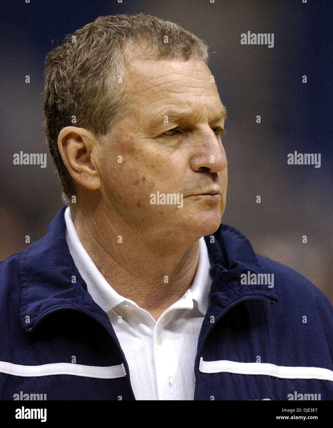 2. April 2004; San Antonio, TX, USA;  UCONN Trainer JIM CALHOUN Uhren sein Team während der Huskies Praxis Freitag, 2. April 2004 an der Alamodome. Stockfoto