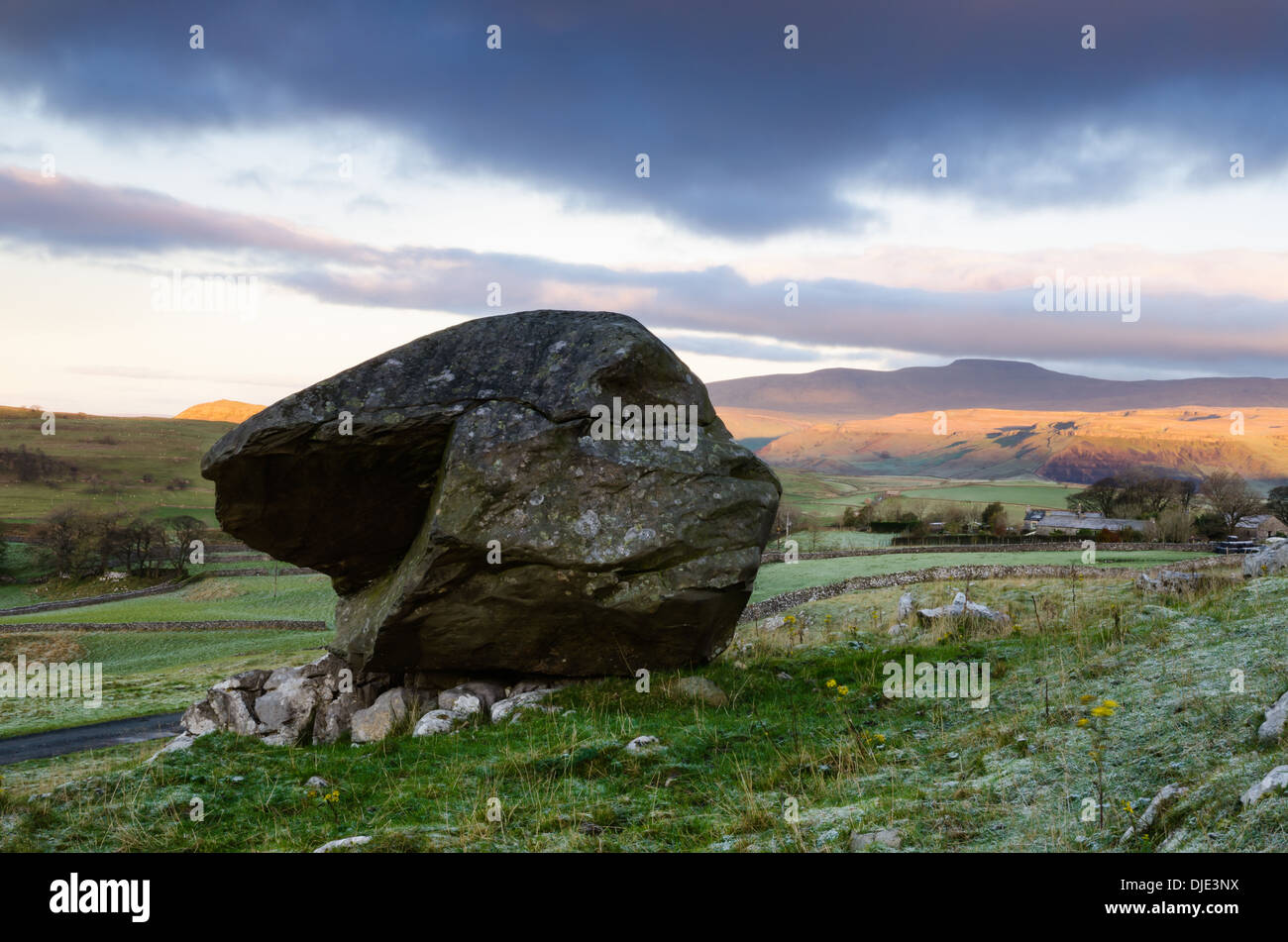 Winskill Stein und Ingleborough Stockfoto