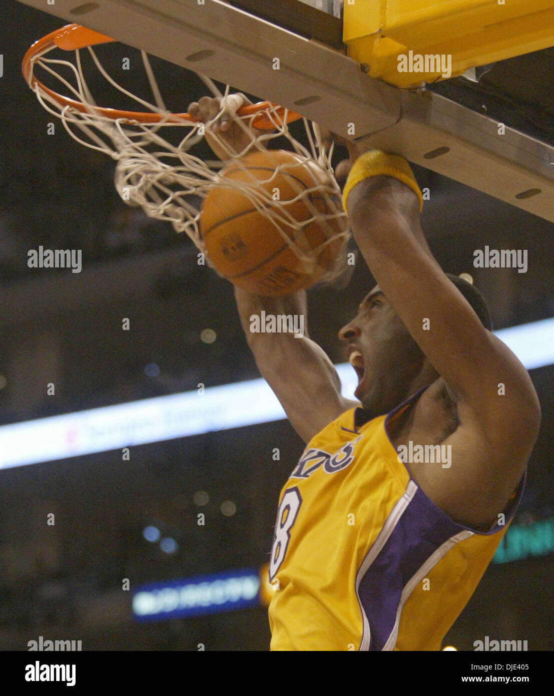 13. April 2004; Los Angeles, Kalifornien, USA; (8) KOBE BRYANT von den Los Angeles Lakers Kerben 45 Punkte im Spiel gegen die Golden State Warriors, die Los Angeles Lakers gewann das Spiel mit dem Score von 109 bis 104 im Staples Center. Stockfoto